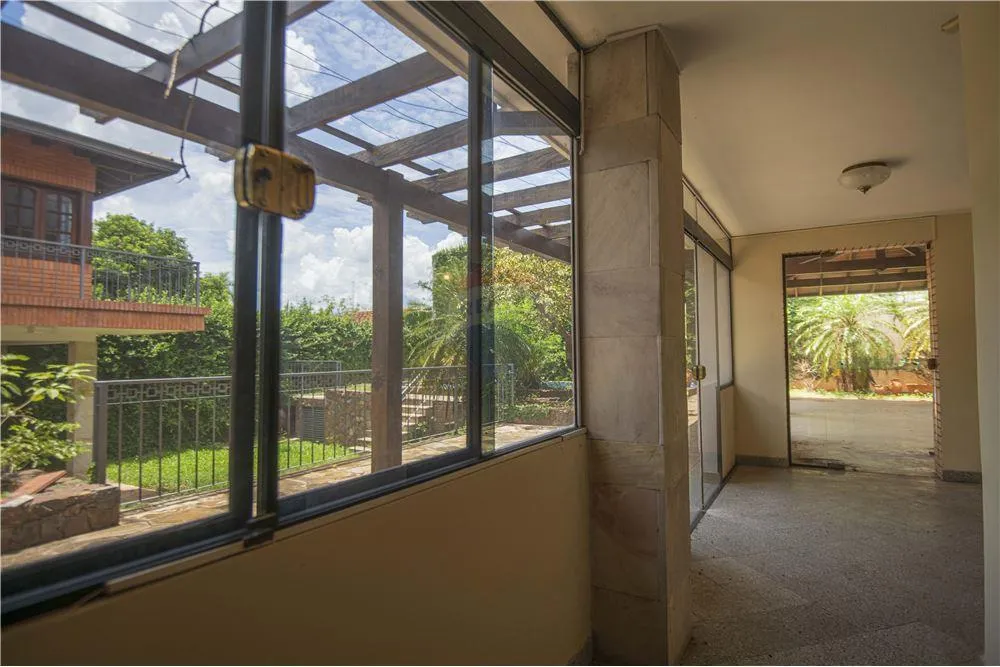 En Venta amplia Casa en Barrio Kennedy de Lambaré 300,000 USD — foto 3