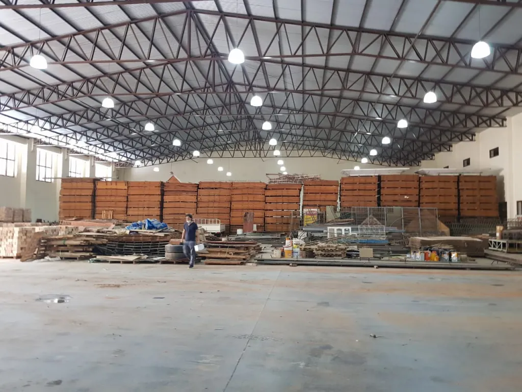 En Alquiler Depósito de 4200 m2 de construcción con 4 oficinas en ZONA TIGO Zabalas Cué — foto 3