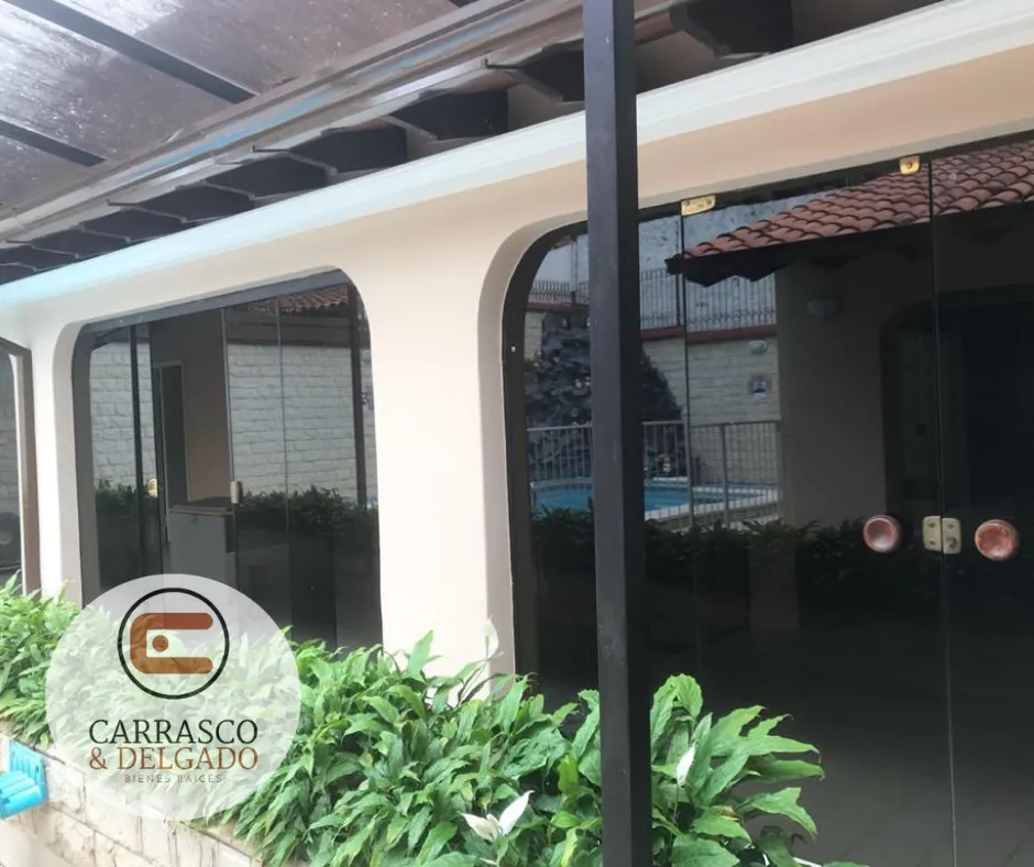 LUJOSA RESIDENCIA EN LAMBARE BARRIO KENNEDY — foto 2