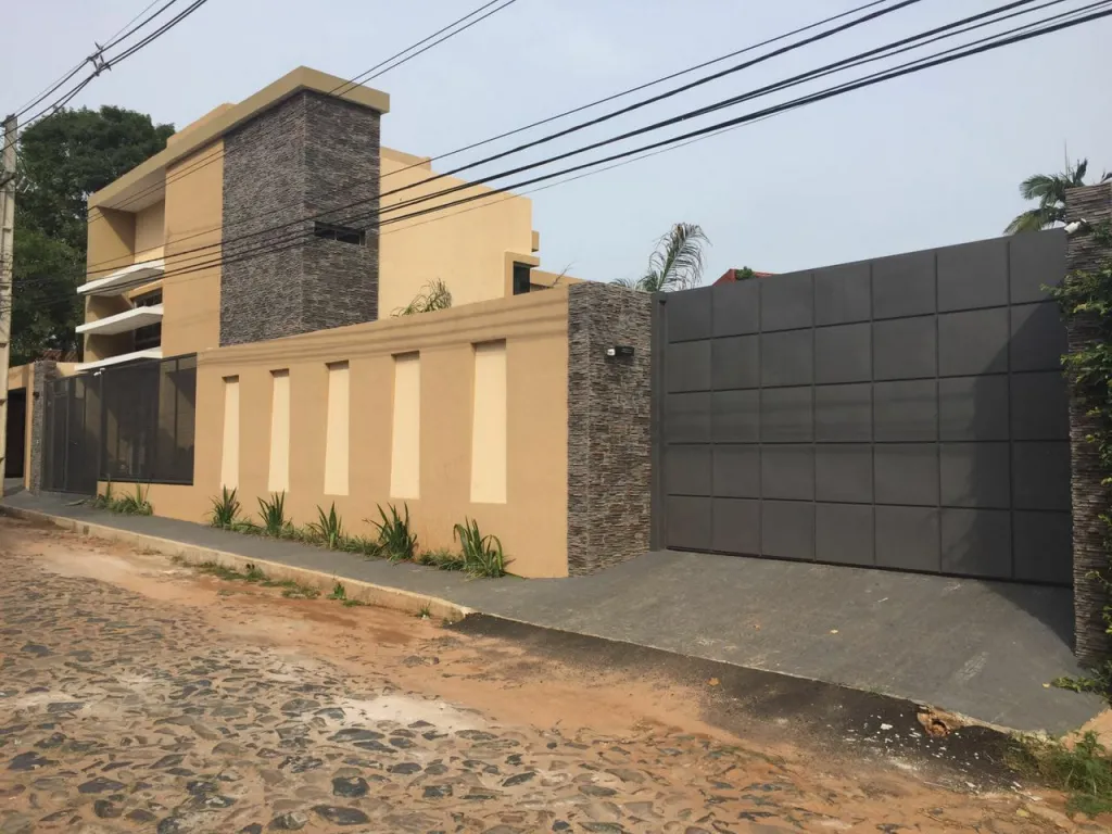 VENDO IMPONENTE RESIDENCIA A PASOS DE AVDA MARISCAL LOPEZ - MBURICAO — foto 2