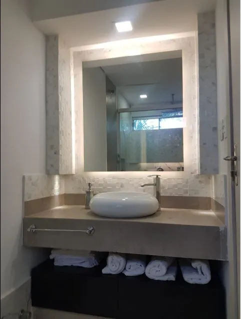 VENDO IMPONENTE RESIDENCIA A PASOS DE AVDA MARISCAL LOPEZ - MBURICAO — foto 3