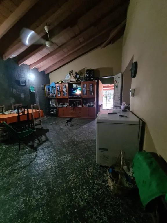 CASA CON SALÓN EN FERNANDO DE LA MORA ZONA SUR — foto 2