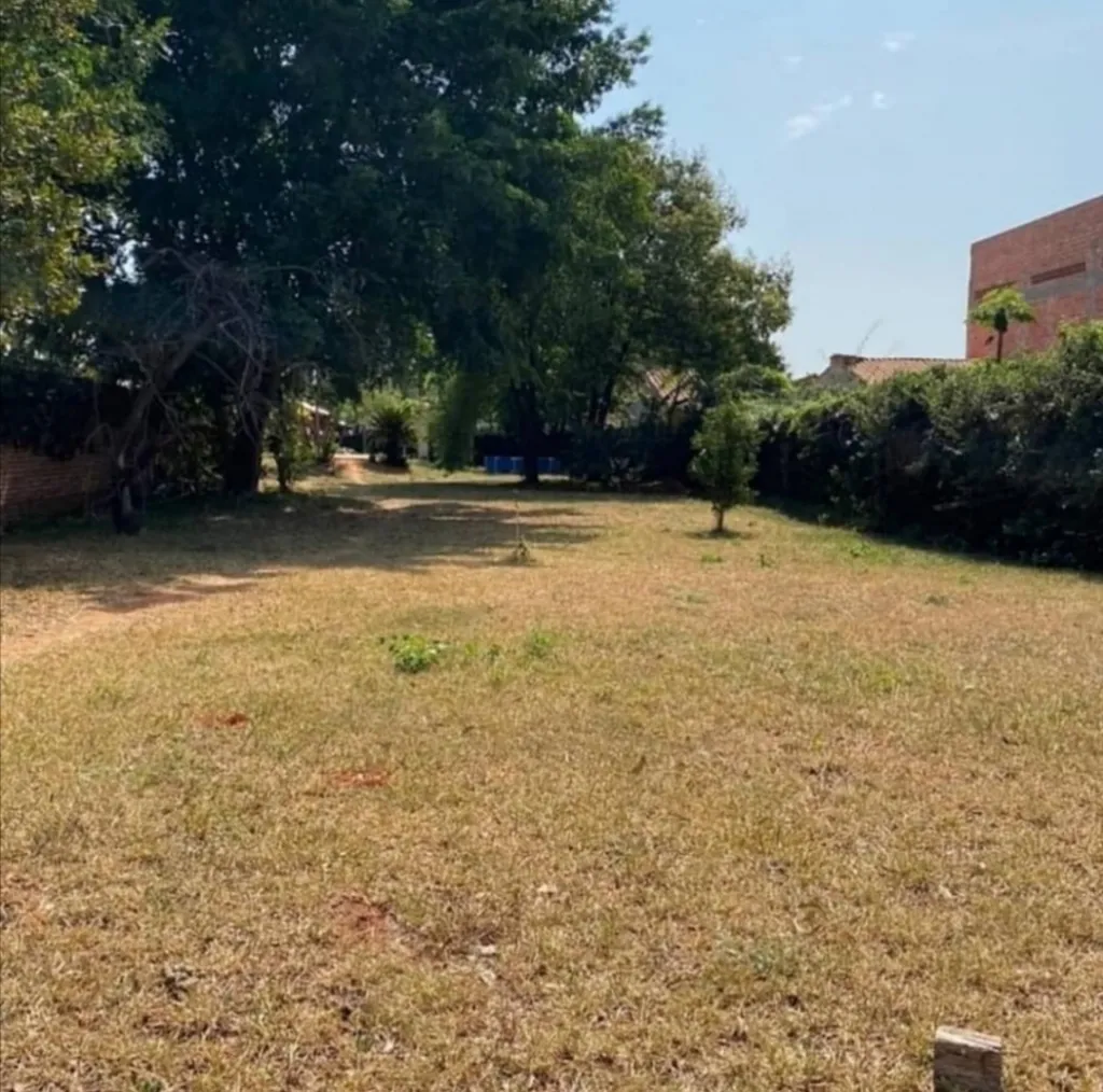 VENTA DE TERRENO EN LUQUE CON SALIDA A DOS CALLES — foto 3