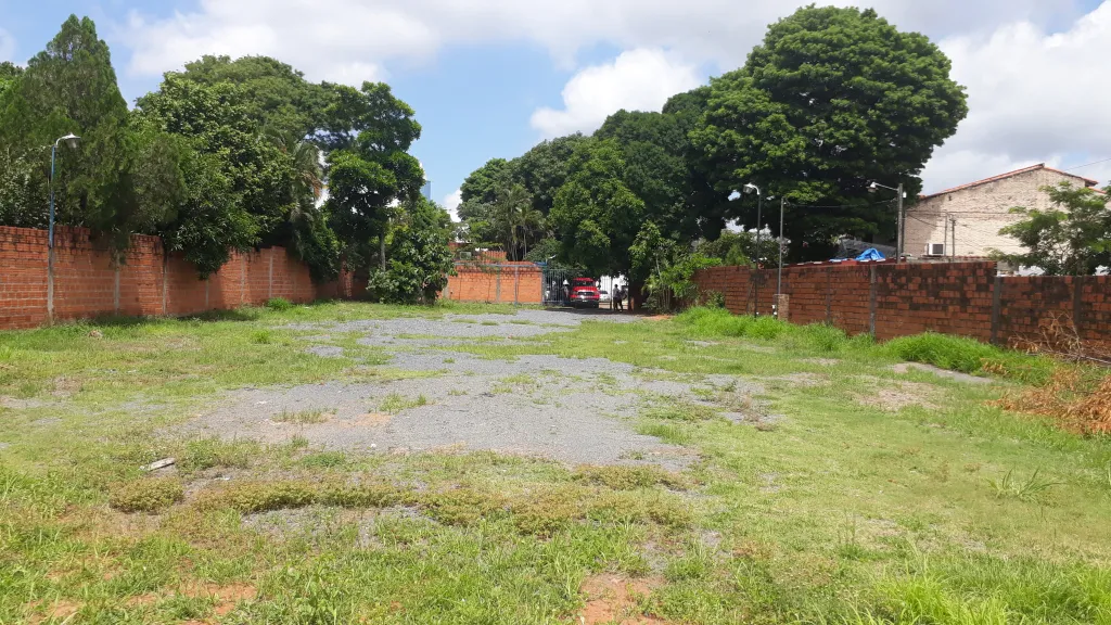 VENDO AMPLIO TERRENO A PASOS DE LA AVDA. CACIQUE LAMBARÉ — foto 2
