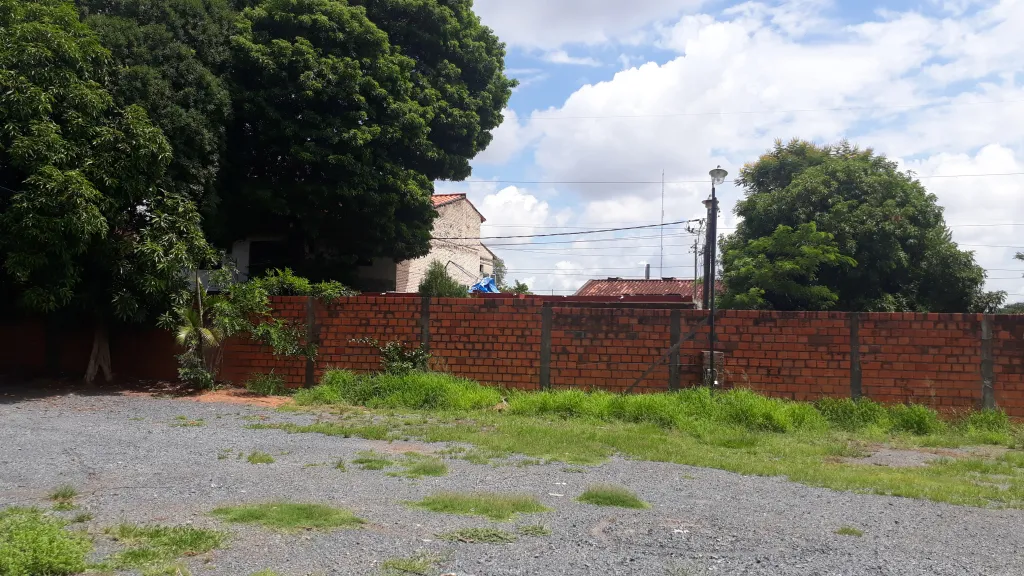 VENDO AMPLIO TERRENO A PASOS DE LA AVDA. CACIQUE LAMBARÉ — foto 3