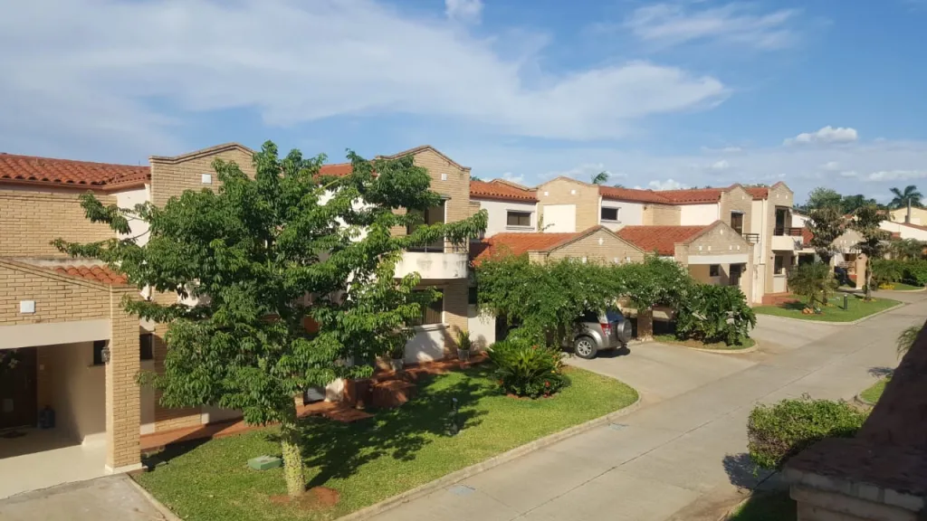 VENDO CASA EN CONDOMINIO EN LUQUE - Zona Villa Adela — foto 2