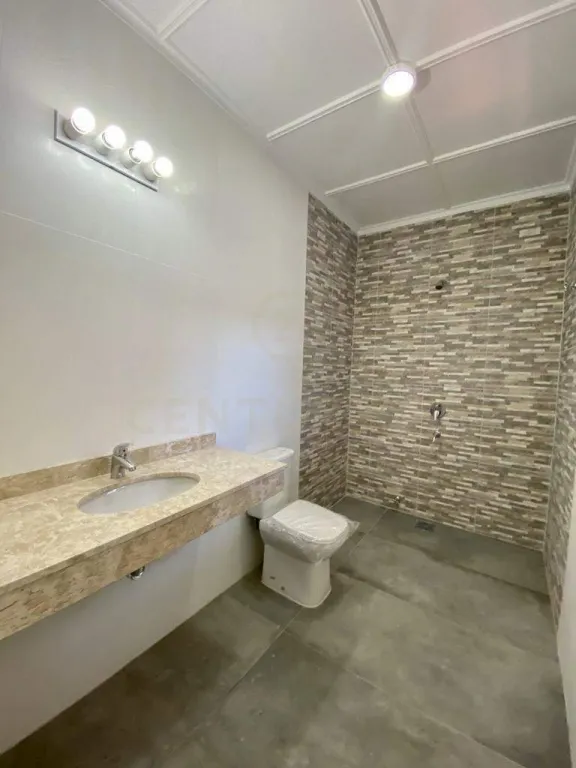 Casa remodelada de 2 plantas en zona céntrica con amplio patio y quincho en Asunción. — foto 3