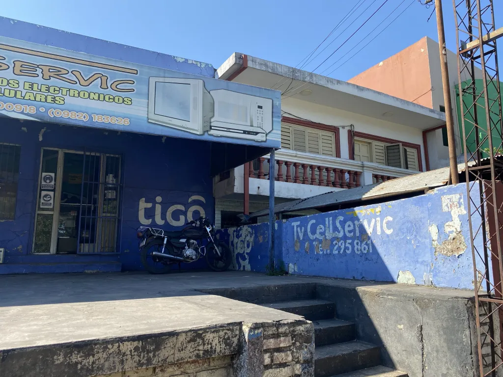 LOCAL COMERCIAL SOBRE ARTIGAS C LOMBARDO, PUEDE SER PARA OFICINA, SALON, SHOW ROOM — foto 2