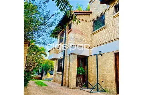 ELEGANTE CASA A PASOS DEL CENTRO DE SAN LORENZO — foto 2