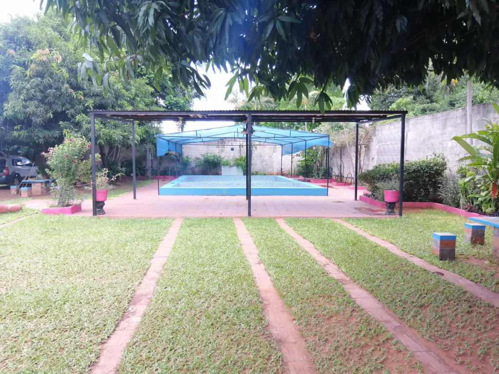 ITAUGUA CASA QUINTA 1.600m2 CON PISCINA. 2 DORMITORIOS. QUINCHO. MURALLA. OFERTA — foto 3