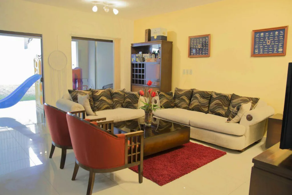 VENDO AMPLIO DÚPLEX EN LAMBARÉ COSTADO DEL PASEO CERRO ALTO — foto 2