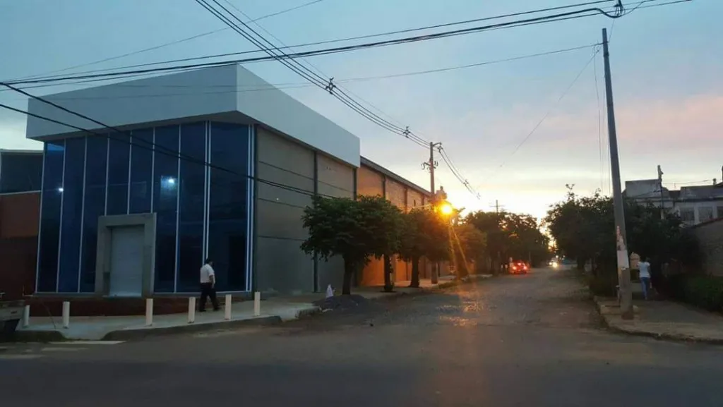 VENDO IMPORTANTE DEPOSITO CON SHOWROOM ZONA SHOPPING MULTIPLAZA‼️ C-1124 — foto 3