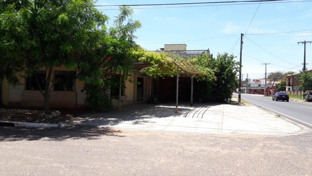 Casa a reciclar en la ciudad de Ypacarai, en esquina sobre Ruta 2, a 3 cuadras del Peaje — foto 2