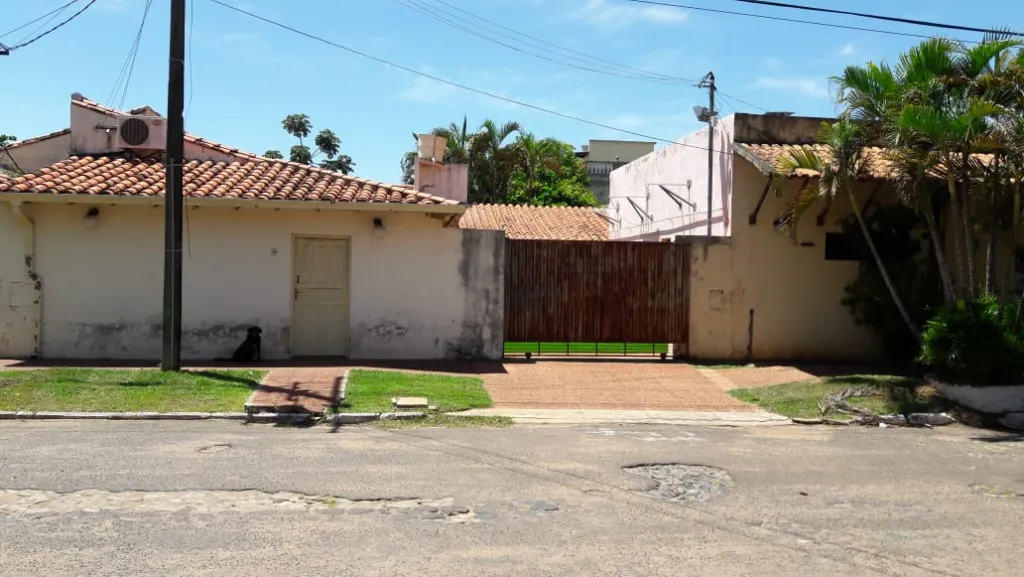 Casa a reciclar en la ciudad de Ypacarai, en esquina sobre Ruta 2, a 3 cuadras del Peaje — foto 3