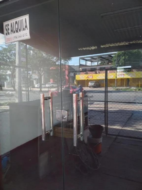 Alquilo salón Avenida aviadores del chaco — foto 2