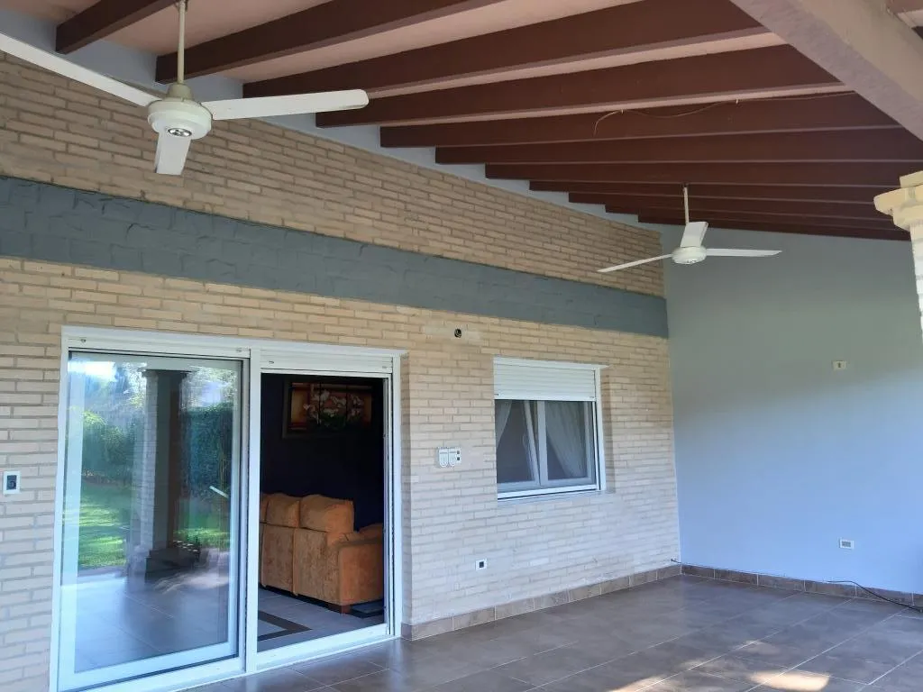 VENDO HERMOSO CHALET EN BO.CERRADO ZONA YACHT — foto 3