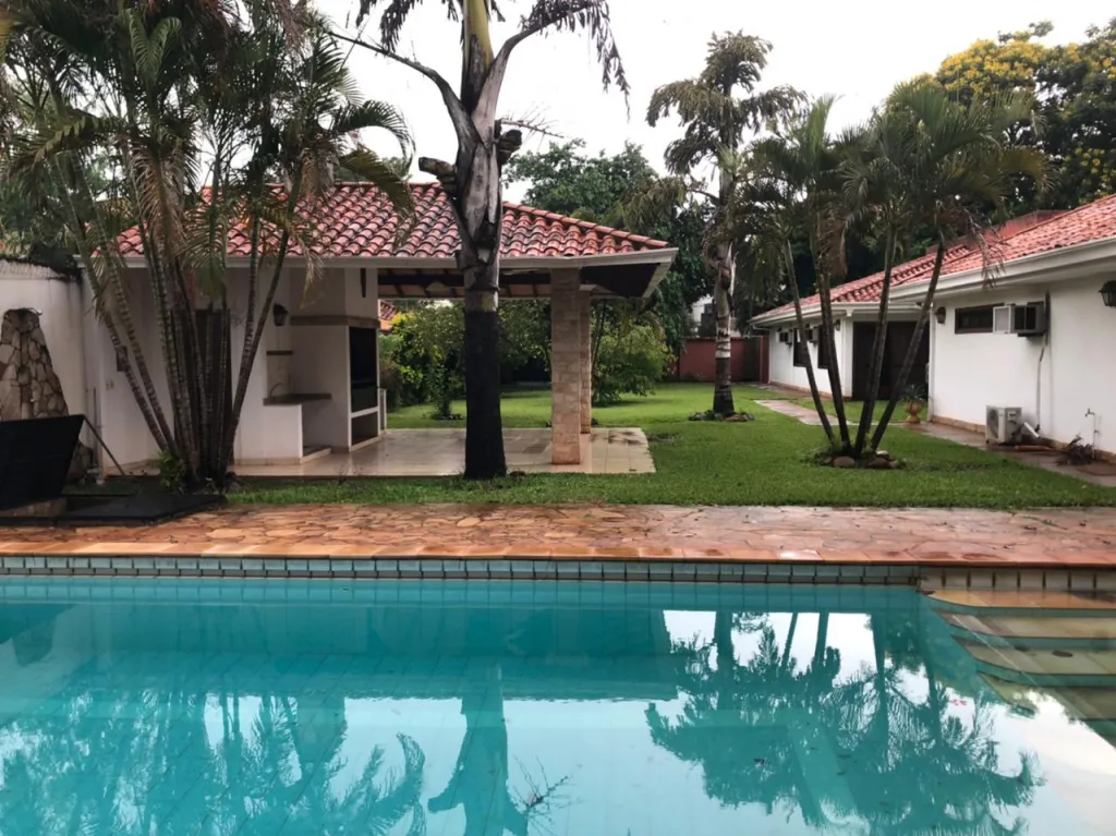 YCUA SATÍ – GOETHE: ELEGANTE RESIDENCIA DE UNA SOLA PLANTA, 4 DORMITORIOS, 2.300 USD. — foto 2