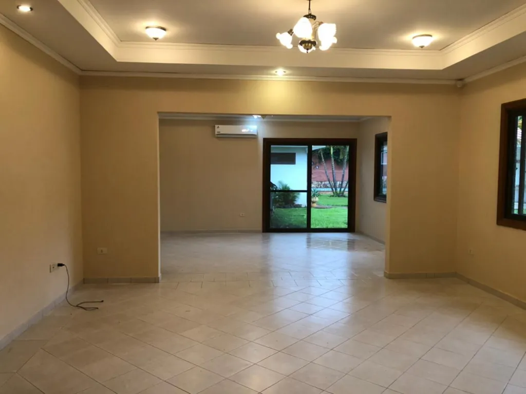 YCUA SATÍ – GOETHE: ELEGANTE RESIDENCIA DE UNA SOLA PLANTA, 4 DORMITORIOS, 2.300 USD. — foto 3
