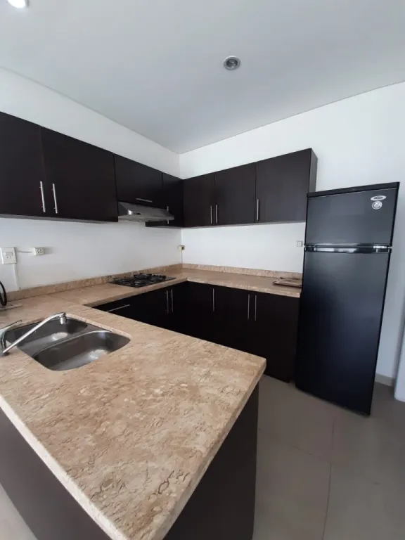 ALQUILO HERMOSO DUPLEX EN LUQUE CON PISCINA. FRENTE A RAKIURA — foto 2