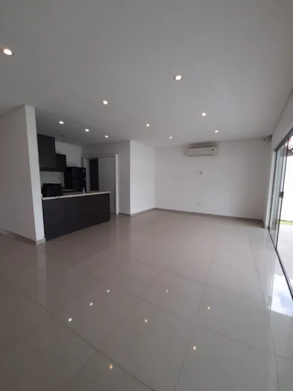 ALQUILO HERMOSO DUPLEX EN LUQUE CON PISCINA. FRENTE A RAKIURA — foto 3