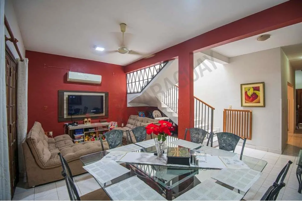 CASA EN EXCELENTE ESTADO CON PISCINA EN LAMBARE — foto 2