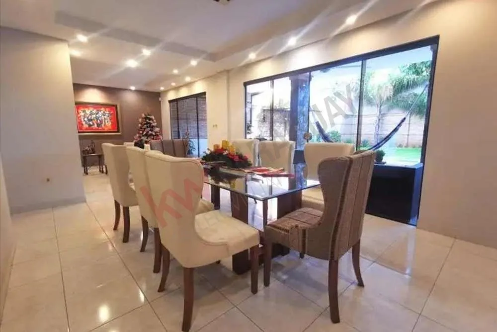 CASA CON PISCINA EN VENTA - ZONA UCA — foto 2