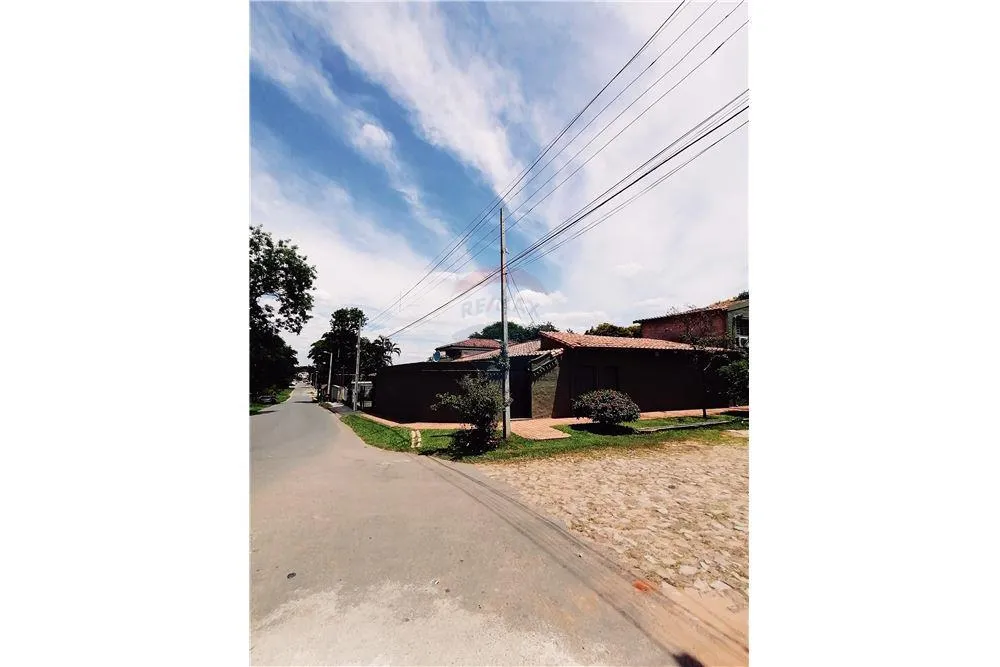 Luque- VENDO CASA CON PSICINA EN ESQUINA BARRIO AMÉRICA — foto 2