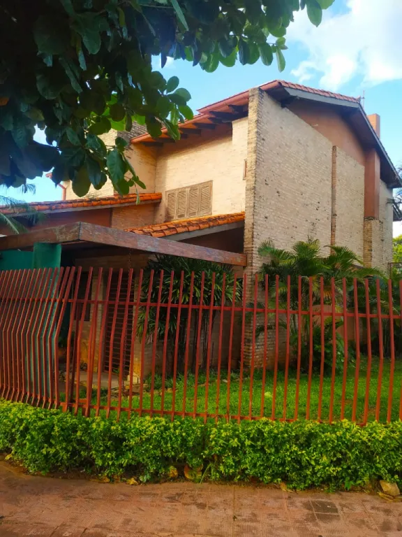 VENDO CASA EN ESQUINA CON PISCINA, CALLE LIBERTAD ZONA NORTE FDO. DE LA MORA — foto 2