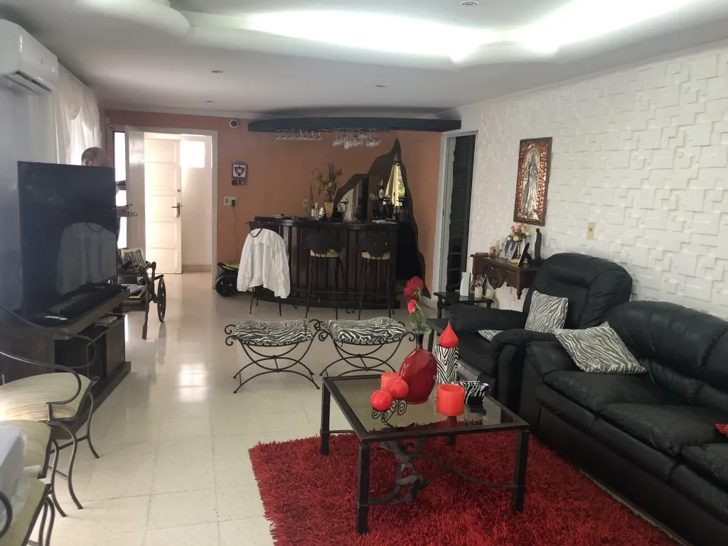 VENDO AMPLIA RESIDENCIA EN SAJONIA — foto 2