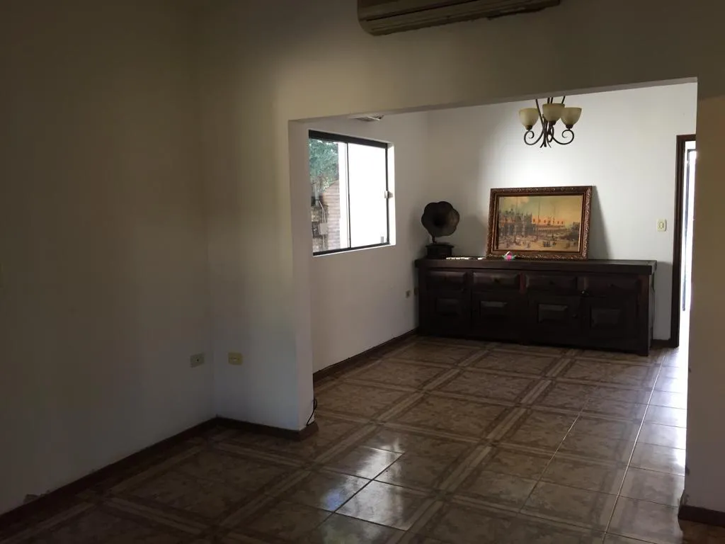 BO. MCAL. ESTIGARRIBIA – LOS LAURELES: IDEAL P CASA U OFICINA, 2 SUITES, 7.000.000 GS. — foto 3