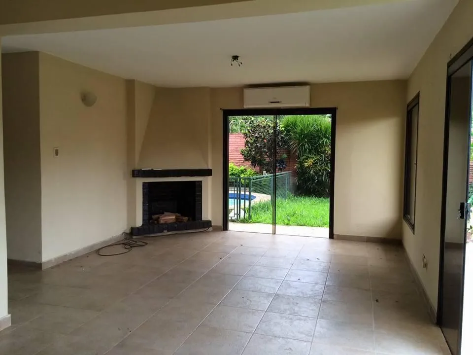 LOS LAURELES: ELEGANTE RESIDENCIA – 3 SUITES, JARDÍN, PISCINA, 1.300 USD. — foto 3