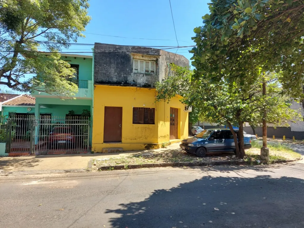 VENDO PROPIEDAD CON SALONES COMERCIALES EN SAJONIA. J4127. — foto 2