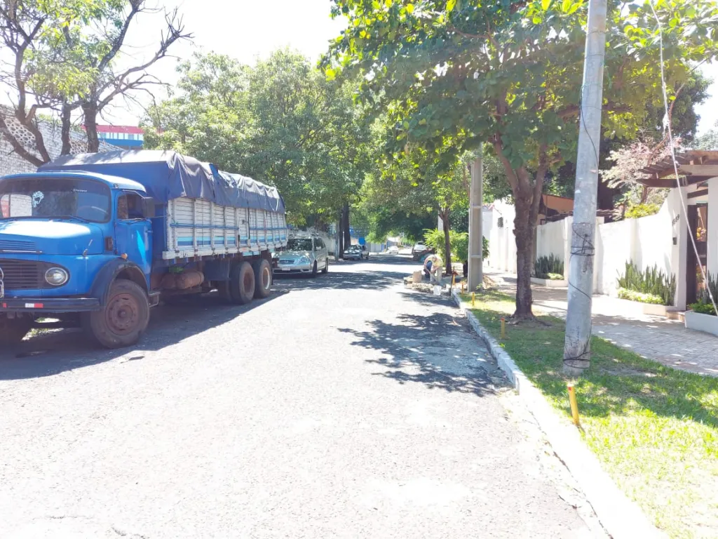 VENDO PROPIEDAD CON SALONES COMERCIALES EN SAJONIA. J4127. — foto 3