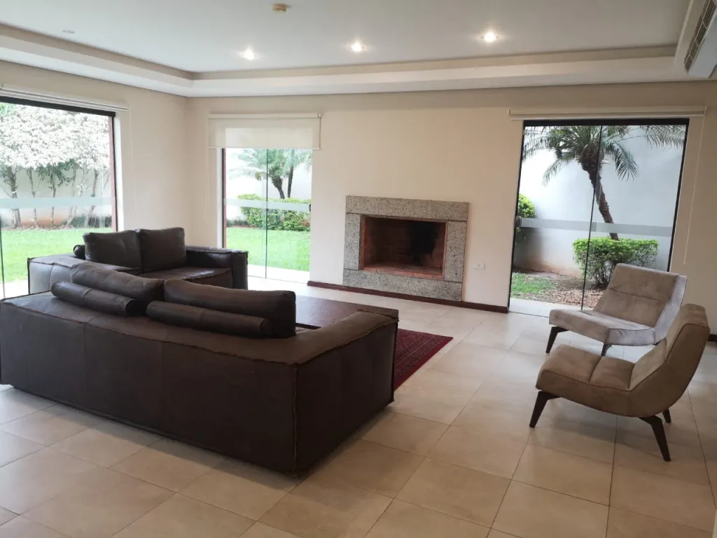 MBURUCUYÁ: ELEGANTE RESIDENCIA EN BARRIO PRIVADO, 4 SUITES, JARDÍN, PISCINA, 3.600 USD. — foto 2