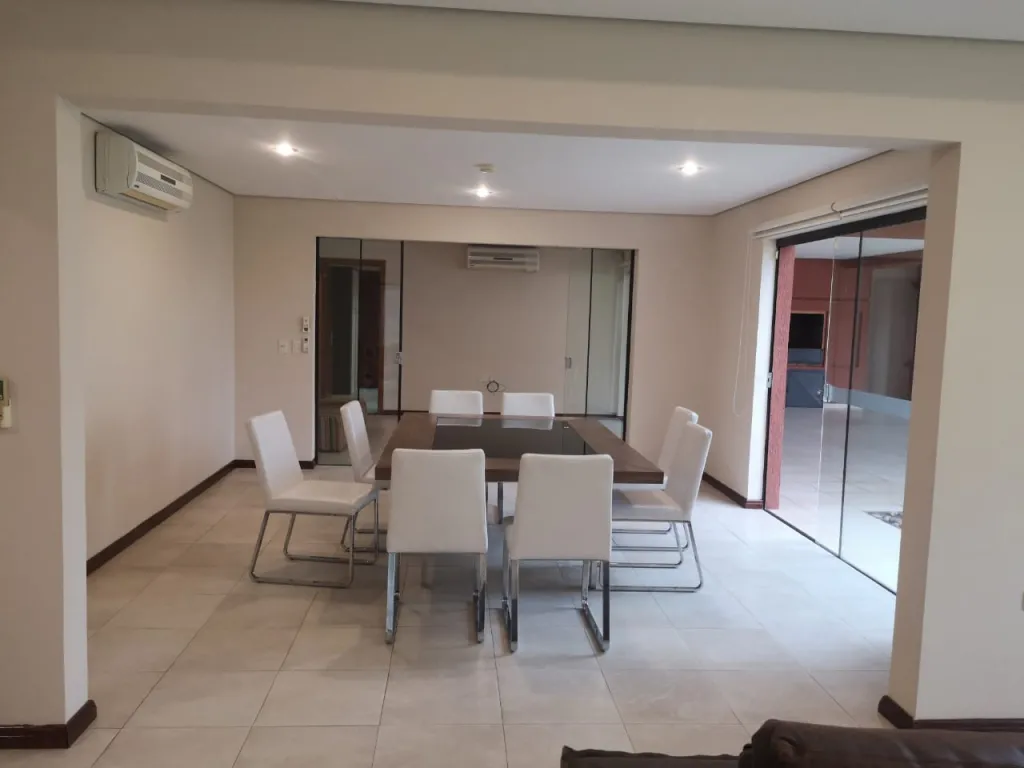 MBURUCUYÁ: ELEGANTE RESIDENCIA EN BARRIO PRIVADO, 4 SUITES, JARDÍN, PISCINA, 3.600 USD. — foto 3