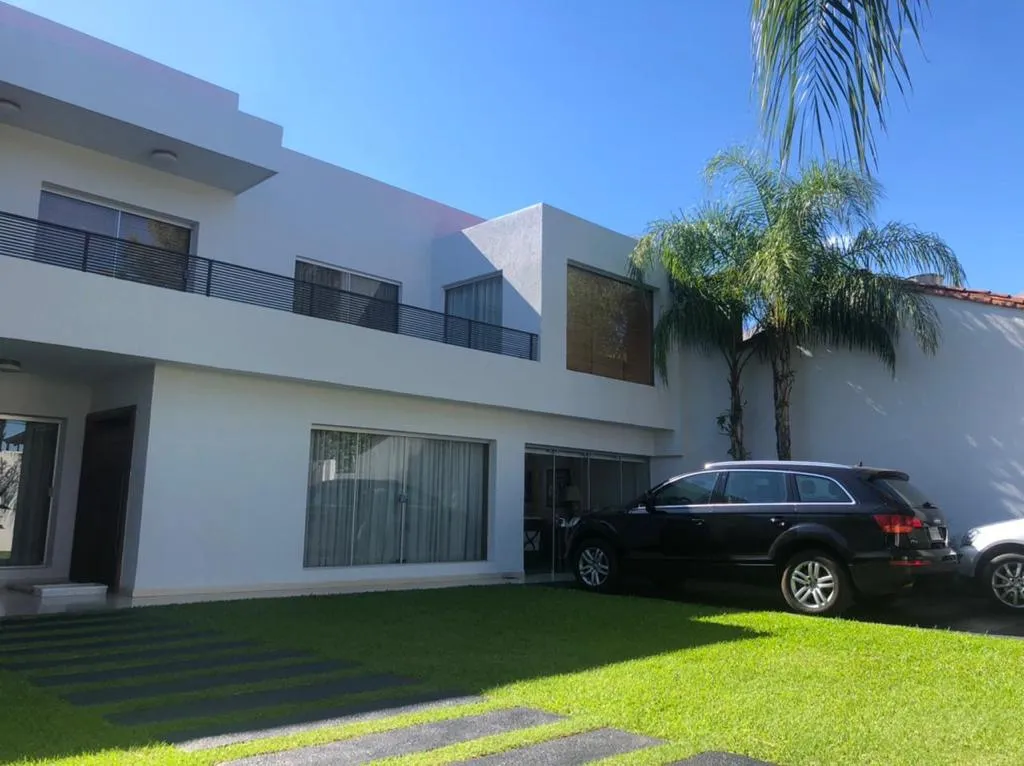 EL DORADO - SEMINARIO: ELEGANTE RESIDENCIA 4 SUITES, JARDÍN, PISCINA, SEGURIDAD, 4.500 USD — foto 2