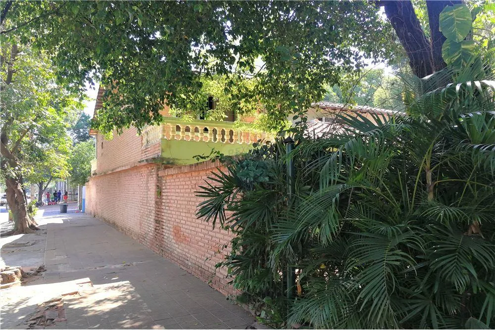 Se vende Casa en esquina sobre Denis Roa, Ykua Sati, Asunción — foto 3