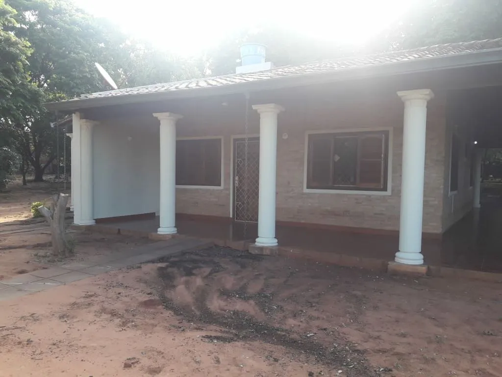 8 terrenos juntos en Capiata con 2 casas — foto 2