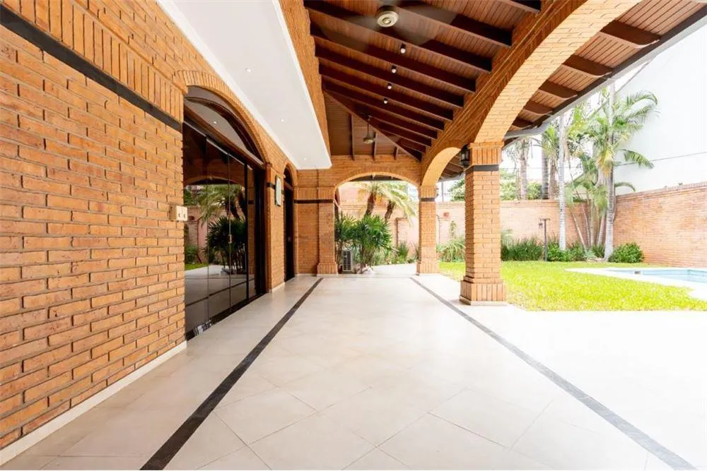 Residencia a la venta en el barrio Madame Lynch. 400,000 USD — foto 2