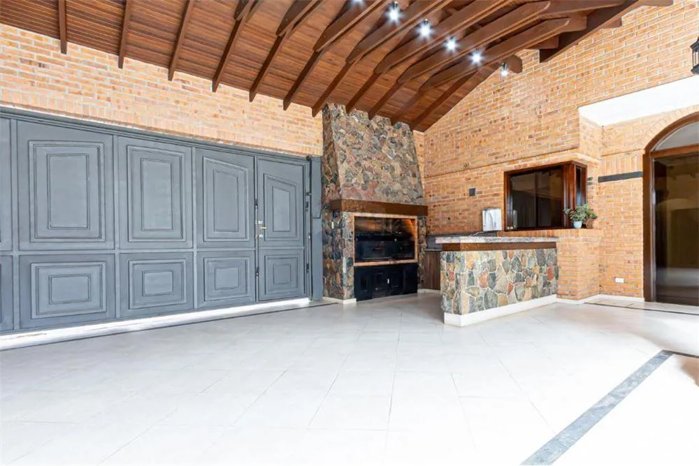 Residencia a la venta en el barrio Madame Lynch. 400,000 USD — foto 3