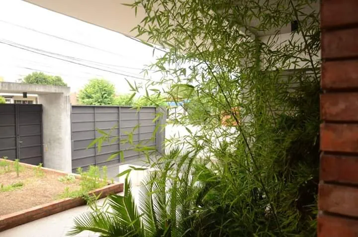 BO JARA: ELEGANTE RESIDENCIA EN VENTA, 3 SUITES, JARDÍN, SÓLO 300.000 USD. — foto 2