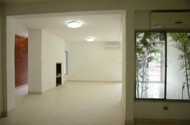 BO JARA: ELEGANTE RESIDENCIA EN VENTA, 3 SUITES, JARDÍN, SÓLO 300.000 USD. — foto 3