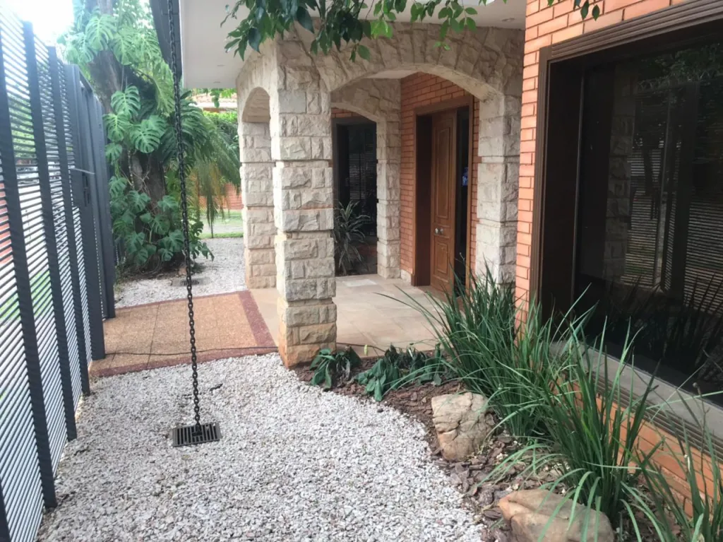VENDO IMPECABLE RESIDENCIA DE 3 DORMITORIOS, EN BARRIO CARMELITAS‼️‼️ — foto 2