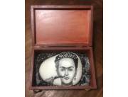 Vendo pintura sobre piedra Frida con su caja original