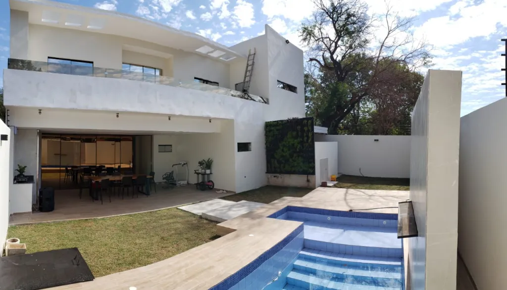 VENDO HERMOSA Y MODERNA RESIDENCIA EN LUQUE, ZONA CONMEBOLAEROPUERTO. F3274. — foto 2