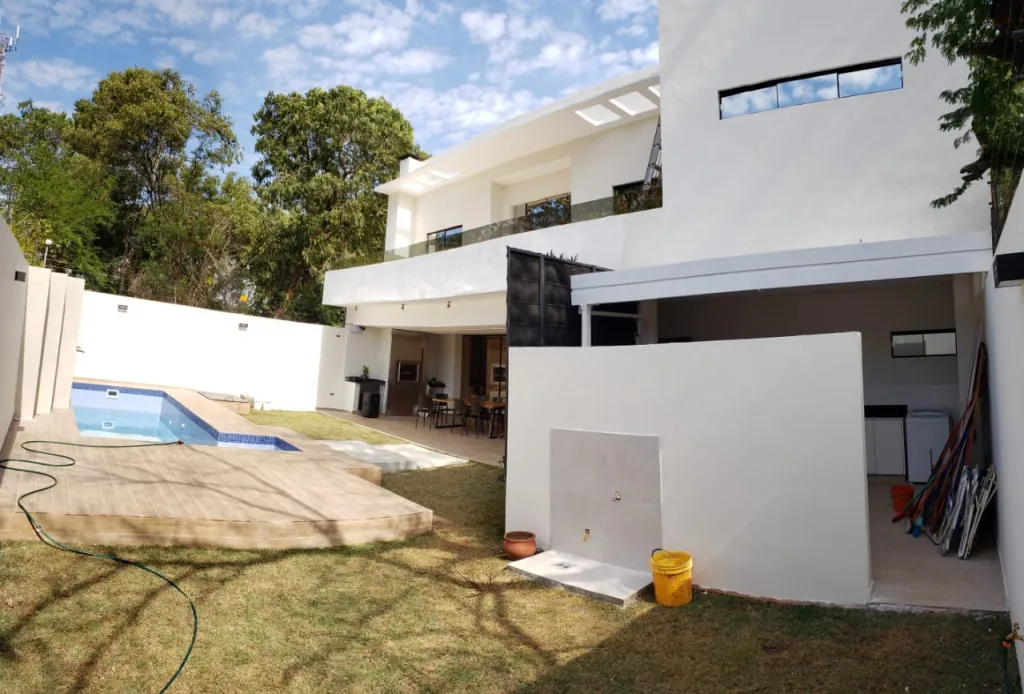 VENDO HERMOSA Y MODERNA RESIDENCIA EN LUQUE, ZONA CONMEBOLAEROPUERTO. F3274. — foto 3