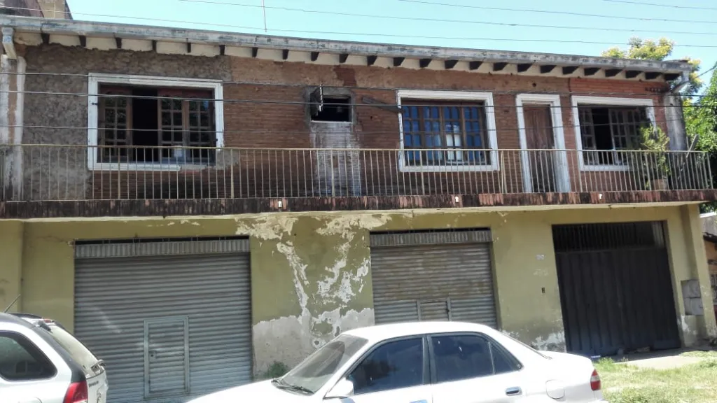 CASA CON SALONES COMERCIALES A REFACCIONAR — foto 2
