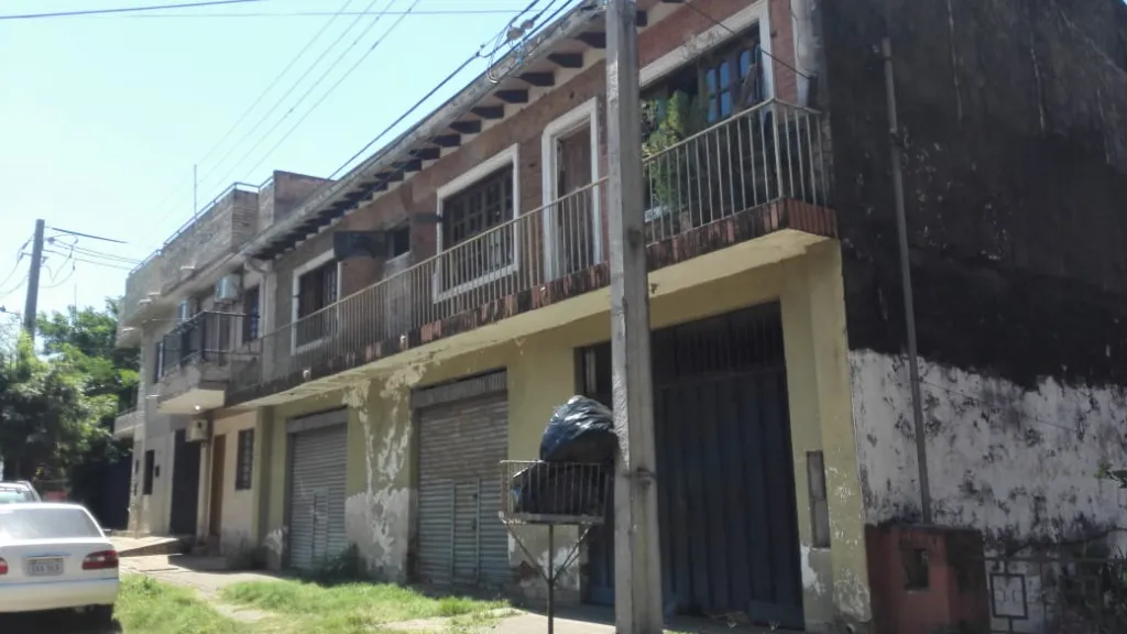 CASA CON SALONES COMERCIALES A REFACCIONAR — foto 3