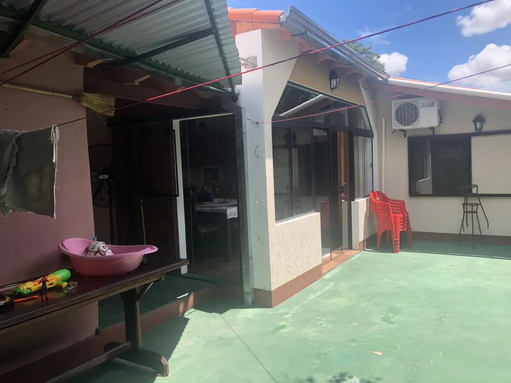 HERMOSA CASA EN EL CENTRO DE ÑEMBY CON SALONES COMERCIALES — foto 2