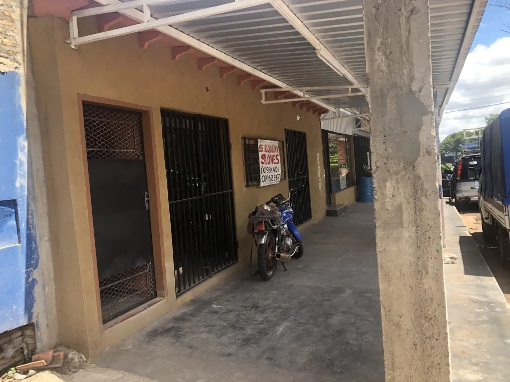 HERMOSA CASA EN EL CENTRO DE ÑEMBY CON SALONES COMERCIALES — foto 3